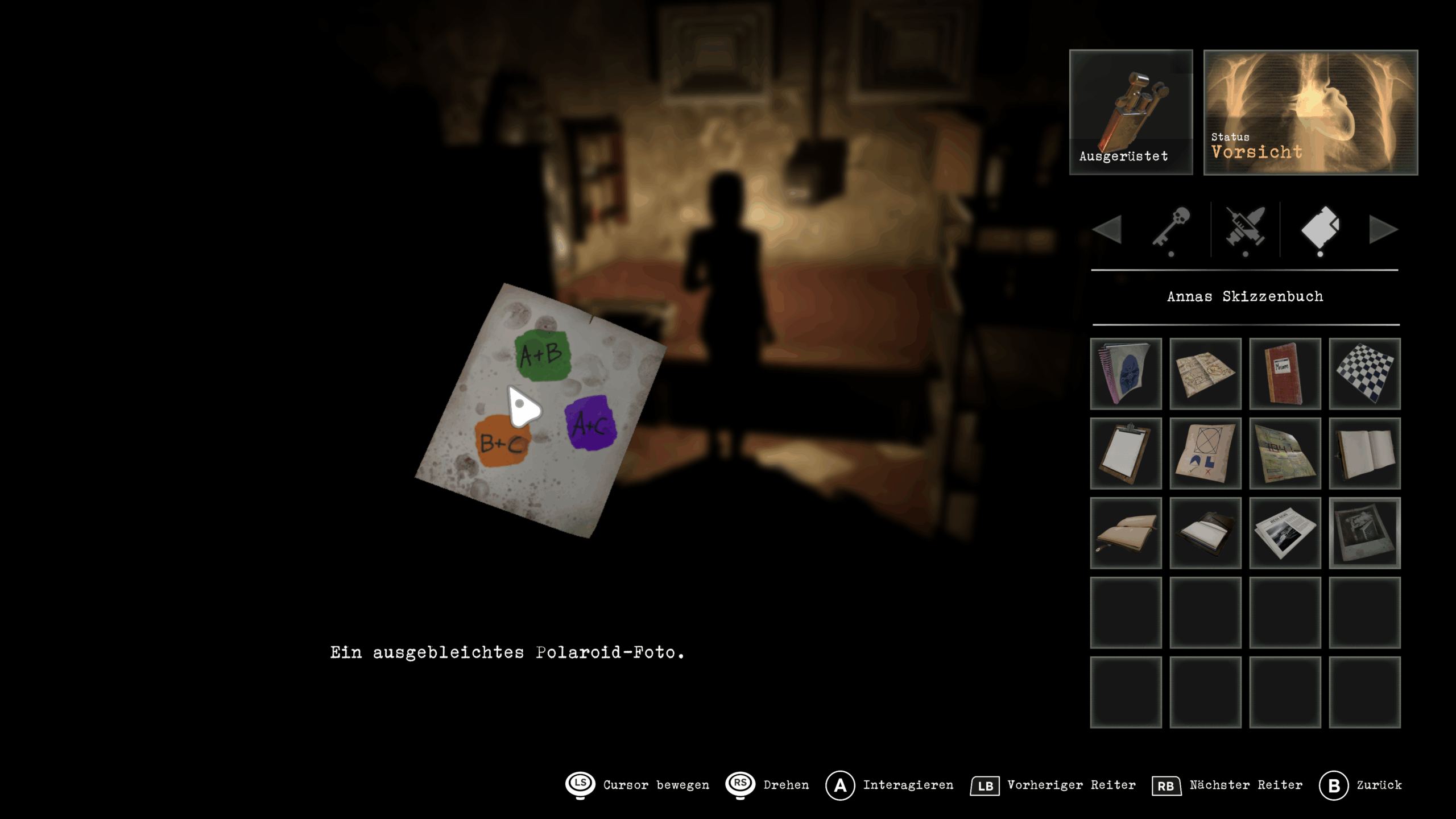 Gegenstände müssen wir uns in Tormented Souls II sehr genau ansehen - Auf der Rückseite eines alten Polaroids befindet sich die Farbkodierung zur Öffnung eines Minikühlschranks. © PQube © Dual Effect